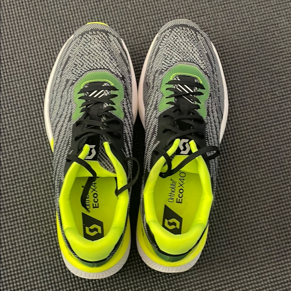Men’s SCOTT size 10.5 running shoes
